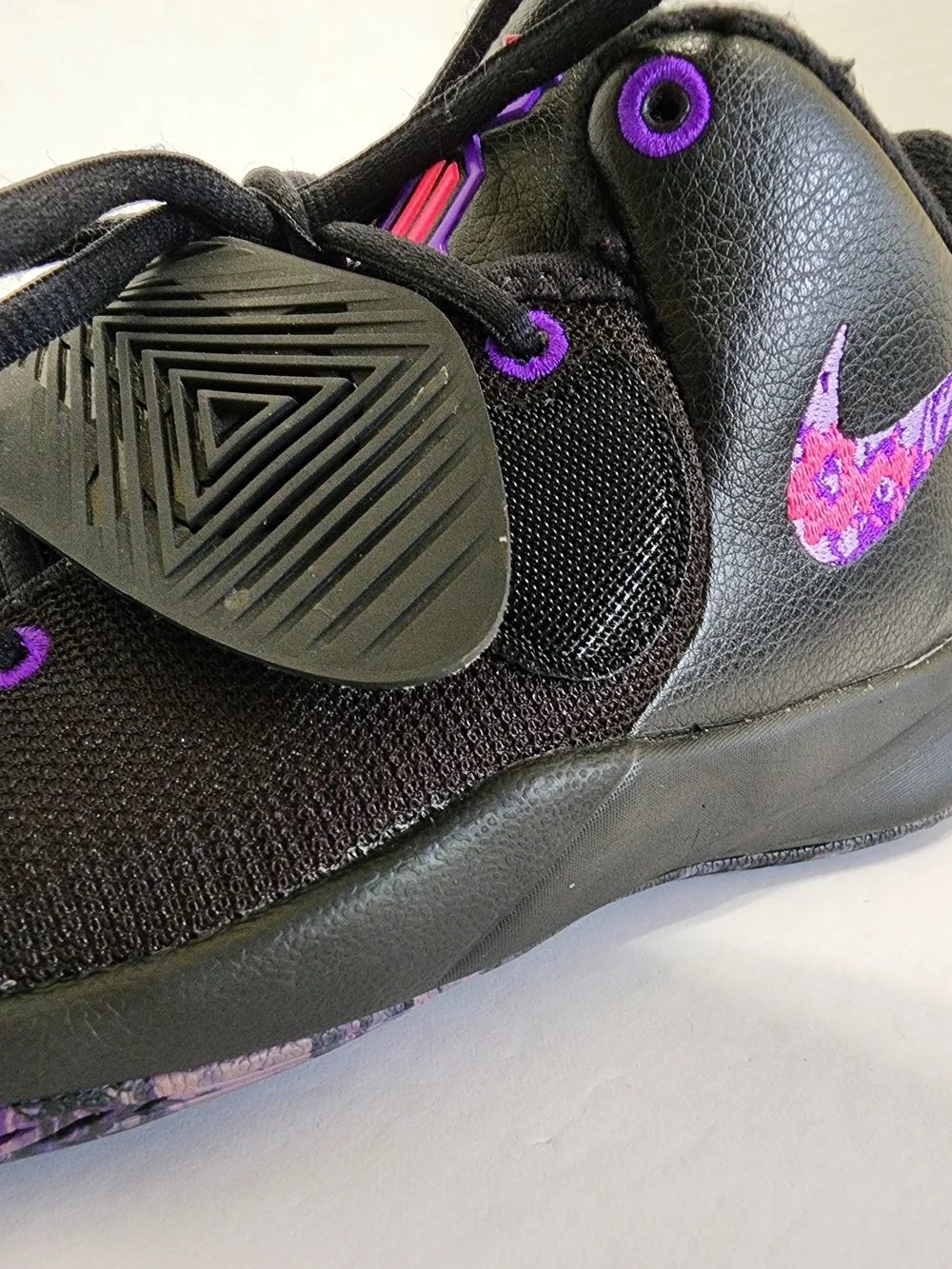 Nike Kyrie Flytrap 3 GS Floral Swoosh Basketball Shoes Black 6Y FLAW READ DESC